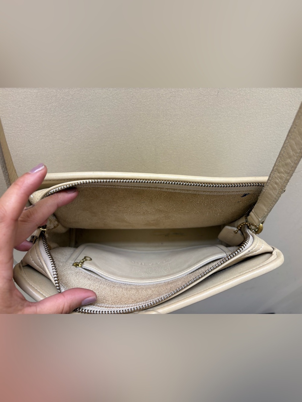 Vintage Coach Sutton Bag #9814 
Cream Leather Crossbody-see pics for stains - Picture 16 of 16